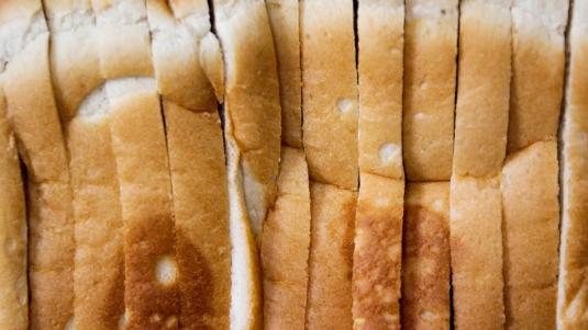 ما هي أفضل طريقة لحفظ الخبز؟