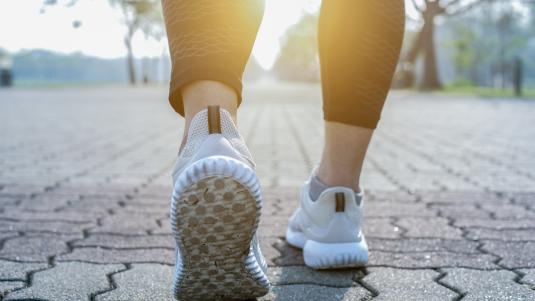 المشي لمدة دقيقتين بعد الأكل يؤثر إيجاباً على مستوى السكر في الدم