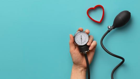 ارتفاع الكوليسترول وضغط الدم قبل سن الخمسين قد يزيد من خطر أمراض القلب لاحقاً