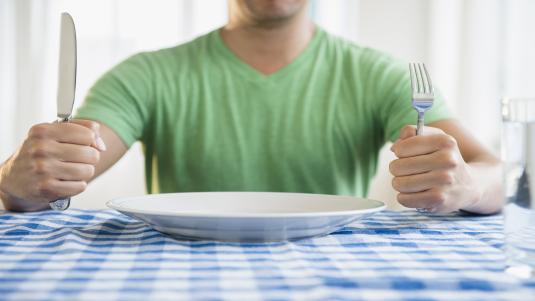 13 سبب للشعور بالجوع بعد تناول الطعام
