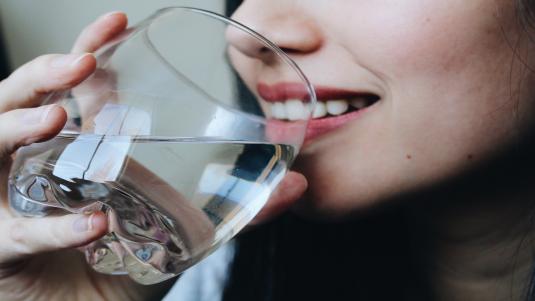 10 الفوائد الصحية من شرب الماء الساخن