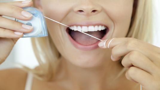 تنظيف الأسنان بالخيط وجهاز الإرواء الفموي