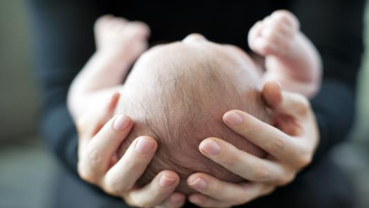 هل يؤثر التهاب السحايا على شكل رأس الرضيع ونموه؟
