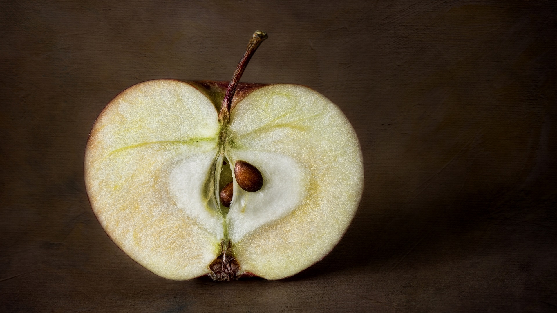 تقطيع التفاحة يعتبر تغيرًا كيميائيًا