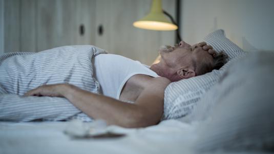لماذا يتأثر نومك بالأضواء الكهربائية؟