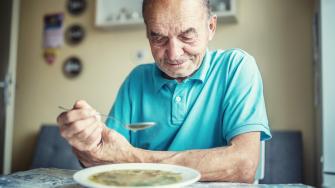كيف تتغير الإحتياجات الغذائية مع التقدم في العمر؟