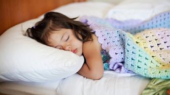 طفل ماقبل الحضانة يحتاج ما لا يقل عن 10 ساعات نوم