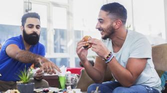 الذكور أكثر شهية للطعام في فصل الصيف مقارنة بالنساء