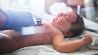 ما هو اختبار قياس السمع عند الأطفال حديثي الولادة؟