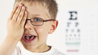 هل طفلك بحاجة إلى نظارات طبية؟ إليك أبرز العلامات.