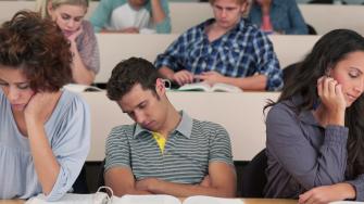 المحاضرات الجامعية في الصباح الباكر قد ترتبط بقلة النوم وضعف الدرجات