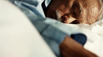 النوم العميق يحمي من فقدان الذاكرة المرتبط بالزهايمر