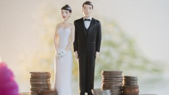 الأزواج الذين يدمجون مواردهم المالية هم أكثر سعادة ويبقون معاً مدة أطول