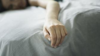 أسباب خدر وتنميل اليدين أثناء النوم