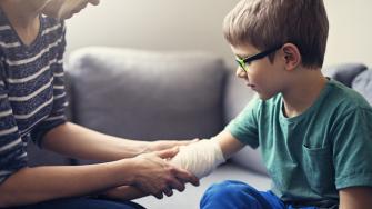 ما هي أعراض خلع مفصل الكوع عند الأطفال؟