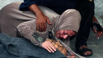 اليوم السادس عشر في غزة: مقتل نحو 1023 امرأة ونزوح 500 ألف آخريات