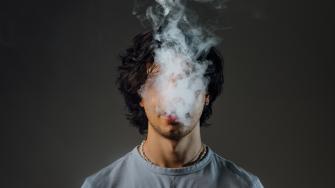 التدخين وتأثيراته السلبية على العينين