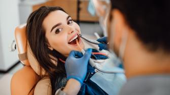 مشكلات صحية يمكن أن يكشفها طبيب الأسنان