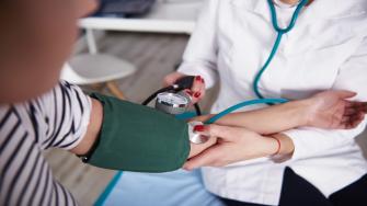 ما السبب وراء ارتفاع ضغط الدم؟