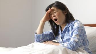 دراسة: قلة نوم البالغين تشعرهم بالشيخوخة