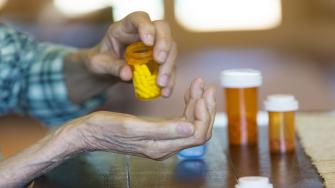 كيف تزيد الشيخوخة من خطر الآثار الجانبية للأدوية