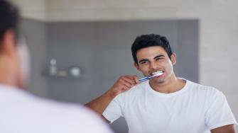 متى ينبغي عليك تنظيف أسنانك بالفرشاة؟