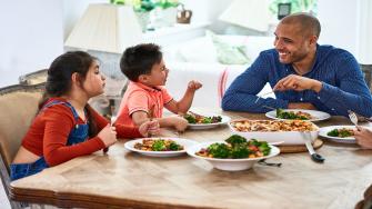7 أسباب لتخصيص وقت للوجبات العائلية