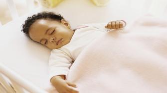 ما سبب الضحك والحركات الغريبة أثناء نوم الطفل؟