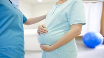5 علاجات منزلية لغازات البطن أثناء الحمل