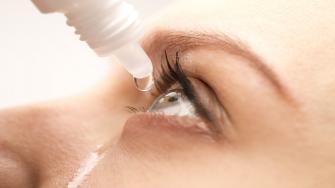هل قطرات إزالة احتقان العين آمنة؟