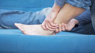ما أسباب التهاب كعب القدم وما علاجه؟