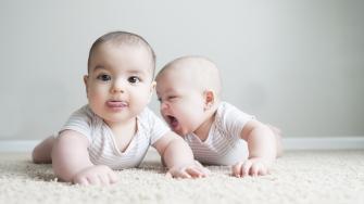 نمو الرضيع: المراحل السنية من 7 إلى 9 أشهر