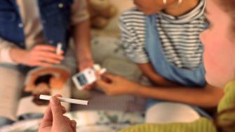 التدخين يزيد خطر الإصابة بأزمات قلبية لدى البالغين