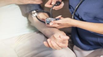 ما أعراض نوبة ارتفاع ضغط الدم؟