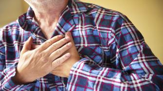 مريض الدعامات القلبية يشكو آلام الصدر