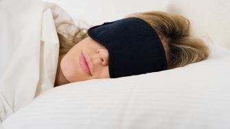 الفوائد الصحية لقناع النوم