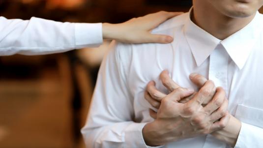 ما الأعراض الطارئة للأزمة القلبية؟ 