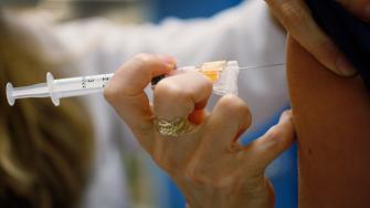 ما التطعيمات التي يحتاج إليها البالغون؟
