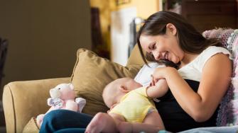 هل يحتاج طفل الرضاعة الطبيعية لتناول الفيتامينات؟