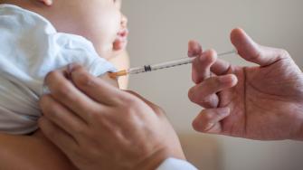 هل التطعيم الثلاثي آمن للطفل المصاب بحساسية البيض؟