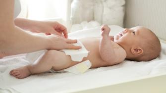 هل يستدعي وجود المخاط في براز الرضيع القلق؟