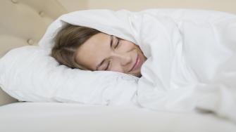 من أجل نوم أفضل.. نصائح لمرضى الارتجاع المريئي 