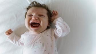 ما سبب بكاء الرضيع عند التبول أو التبرز؟