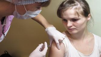 ابتكار لاصقة "غير مؤلمة" بديلة للقاح الأنفلونزا التقليدي