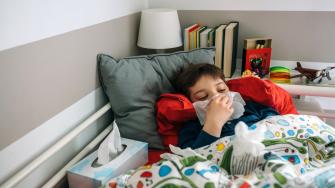 كيف تعالج نزلات البرد في طفلك دون أدوية؟