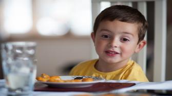 كيف يحصل الطفل على العناصر الغذائية بدون حليب؟