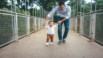 متى يجب القلق من مشي الطفل على أطراف أصابعه؟