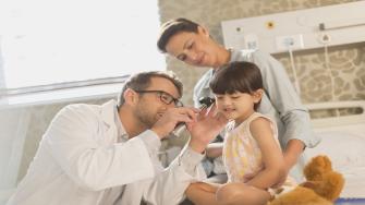 علاج التهاب الأذن الوسطى عند الأطفال