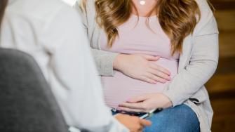 ما خطورة ملامس الحامل لطفل مصاب بالجدري المائي؟