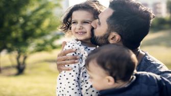 كيف يؤثر غياب الآباء على البنات؟